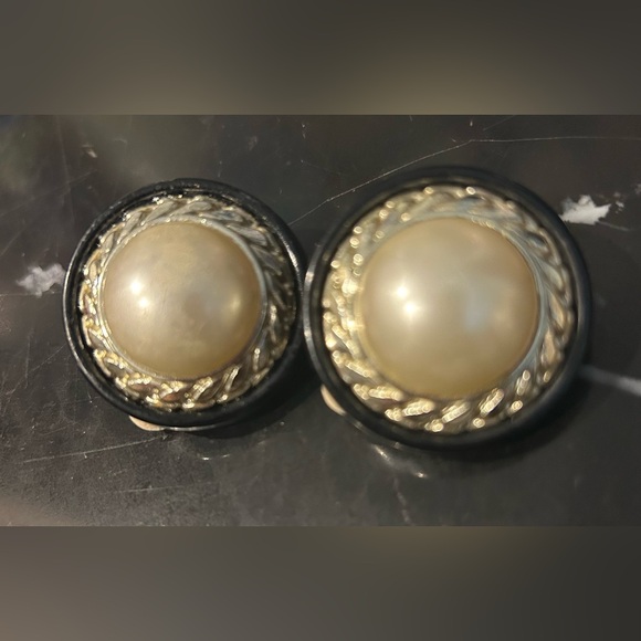 #(4). VINTAGE CLIP ON FAUX PEARL WITH SILVER CHAIN & BLACK BORDER EARRINGS - Picture 4 of 4